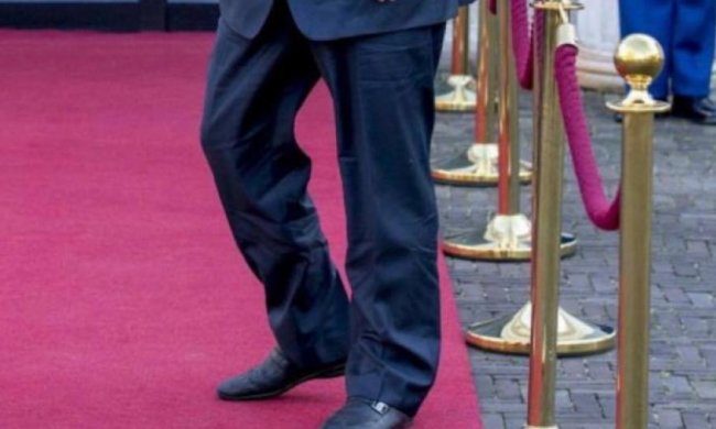 Порошенко розсмішив інтернет м'ятими штанами на зустрічі (фото)