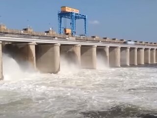 Дамба вистоїть. Фото: скриншот з відео