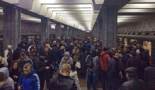 В харьковском метро пассажир пытался выйти из вагона на ходу (фото)