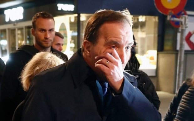 Шведський прем'єр не стримав емоцій на місці стокгольмського теракту