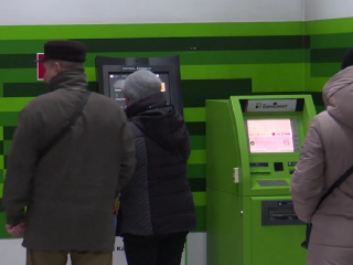 Украинцы в банке. Фото: скрин youtube