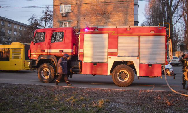 У Києві під аеропортом "Жуляни" палають склади, їдкий дим оповив вулиці - рятувальники напоготові