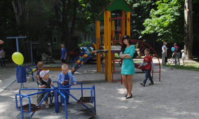 У Запоріжжі наркомани окупували дитячий садок, батьки бояться за малюків: кадри свавілля