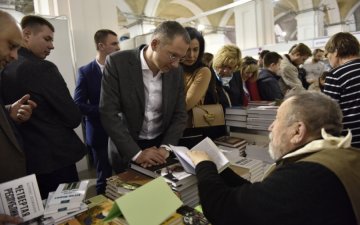 Борис Ложкін задекларував колекцію картин, книг та бігову доріжку