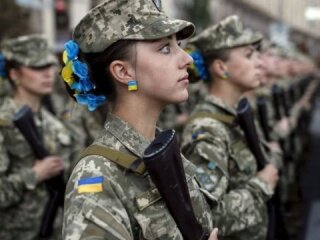 Девушки-военные: фото Укринформ