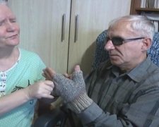 Незрячі пенсіонери зв'язали 100 рукавичок для АТО