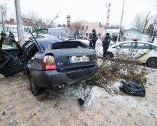 В Киеве евробляха сбила столб и остановку, есть погибший: детали