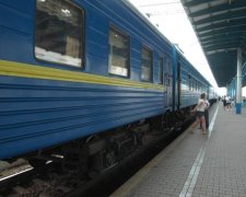 Билетов нет: Укрзализныця заставила пассажиров париться дома, а не в вагонах