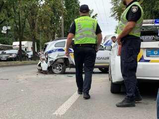 В Киеве водитель опрокинула полицейское авто