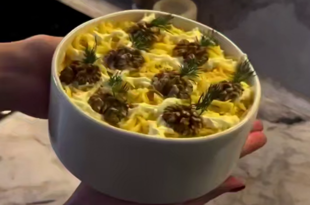 "Гавайська спокуса": рецепт салату з копченою куркою та ананасами, з яким піца не потрібна