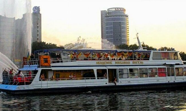 У Дніпропетровську вночі горів теплохід (відео)