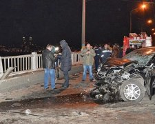 Автомобіль з людьми пішов на дно річки (фото)