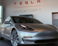 Маск показал первую поездку на Tesla Model 3