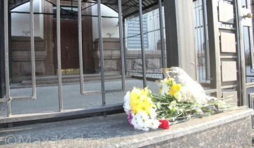 Небайдужі українці несуть квіти до посольства Росії у Києві (фото)