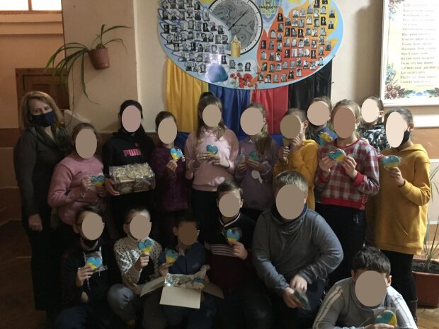 Школярі оговтали солодощі українським захисникам: Fаcebook