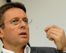 Миклош пообещал срезать пенсии украинцам
