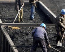 Олігарх-утікач Курченко продовжує грабувати Донбас