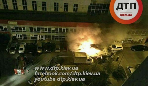 У Києві за ніч згоріли дві автівки (фото)