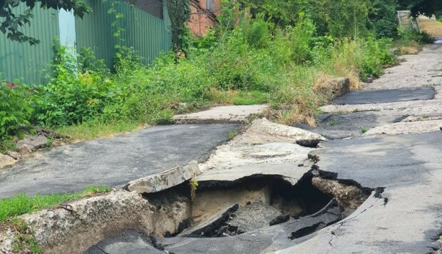 Кернес закатал миллионы в яму - в Харькове новенький асфальт "умер" от ведра воды