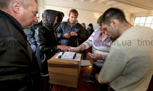 В Запорожье продолжают принимать бюллетени (фото)