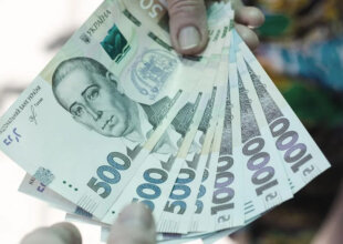 Человеку дают деньги