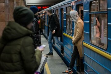 Легли под поезд: в сети нашли страницы неадекватов из киевского метро