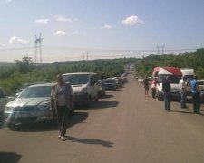 Километровые очереди и пробки: украинцы застряли на границе