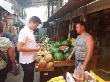 У Запоріжжі впарюють небезпечні кавуни, з-за столу - в реанімацію: торговців смертю накрили занадто пізно