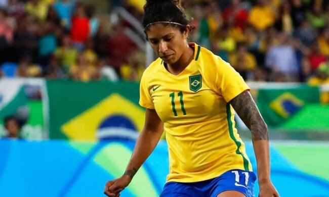 И женщин тоже: китайцы намерены купить бразильскую футболистку