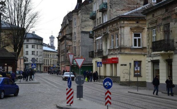 "Мне по**й на твое заявление, т*арь": во Львове озверевшая хозяйка квартиры избила студенток, видео 18+