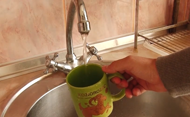 Вода з крана, кадр з відео