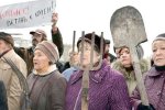 Люди в окупованому Вуглегірську на межі голодного бунту