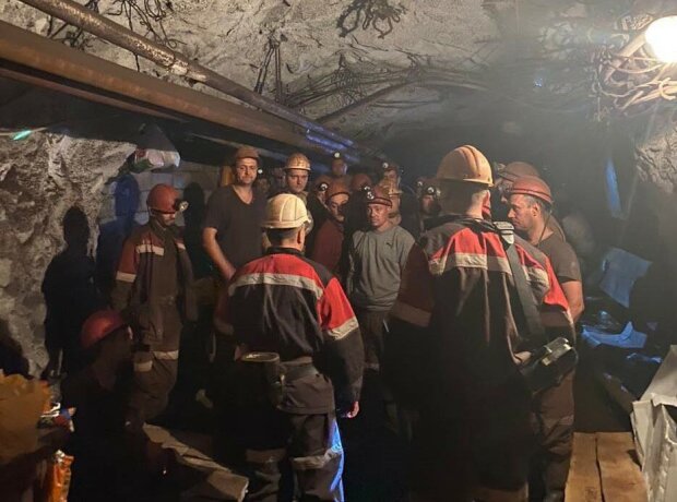 На Львівщині шахтарі скустилися під землю і склали руки: "Немає зарплати - не буде роботи"