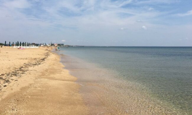 Опубліковані фото кримських пляжів у розпал оксамитового сезону
