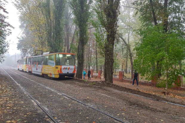 У Дніпрі переповнений трамвай зійшов з рейок: деталі за крок  від катастрофи