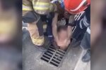 З люка стирчать людські пальці: в Києві поліцейські дістали з каналізації голого чоловіка