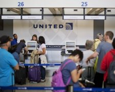 Побиття пасажира: United Airlines підняли на сміх у соцмережах