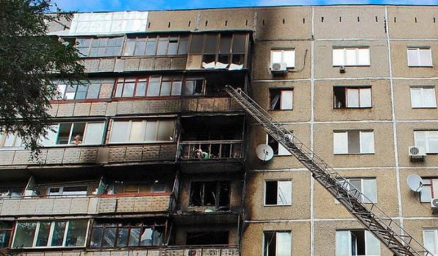 В Луганске сгорели несколько этажей дома (фото)