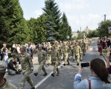 Море квітів, обійми і сльози радості: у Львові зустріли українських героїв, які пройшли крізь пекло Донбасу