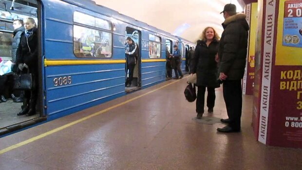 Лежав просто на рейках: Київ жахнула НП у метро, подробиці на межі життя і смерті