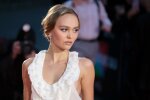 Чарівна донька Джонні Деппа спокусила чоловіків коротенькими шортами: Різдво буде спекотним