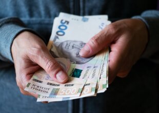 Человек с деньгами в руках