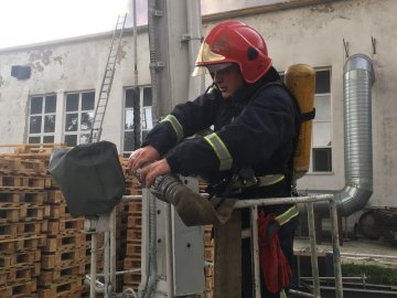 В Житомирі палає фабрика, вогонь знищує тисячі робочих місць: відео з повітря