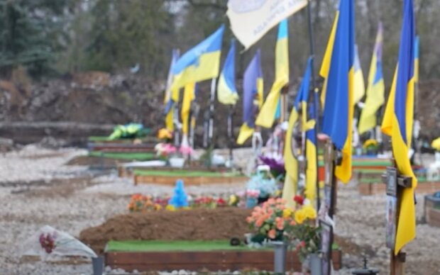 В Кривом Роге наживаются на похоронах погибших бойцов. Фото: скриншот Youtube