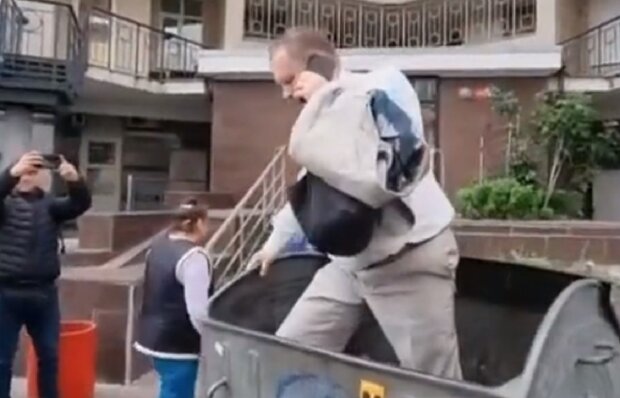 Чорновіл у сміттєвому бачку. Фото: Twitter