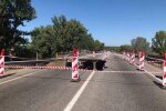 На Харківщині міст сказав водіям "до побачення": трохи "приліг відпочити", відео безладу вже у мережі