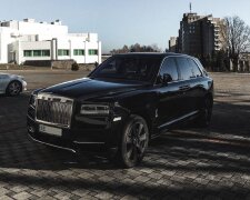 Під Львовом елітний Rolls-Royce розсікав роздовбаними дорогами: американську мрію Трампа зловила камера