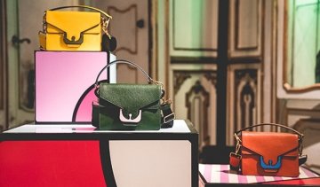 Coccinelle створив колекцію супергеройських сумок