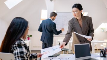Самотня мати з дитиною на роботі