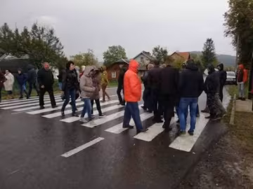 Тут "давав жару" священик: популярну дорогу під Львовом перекрив розлючений натовп, замішані мільйони